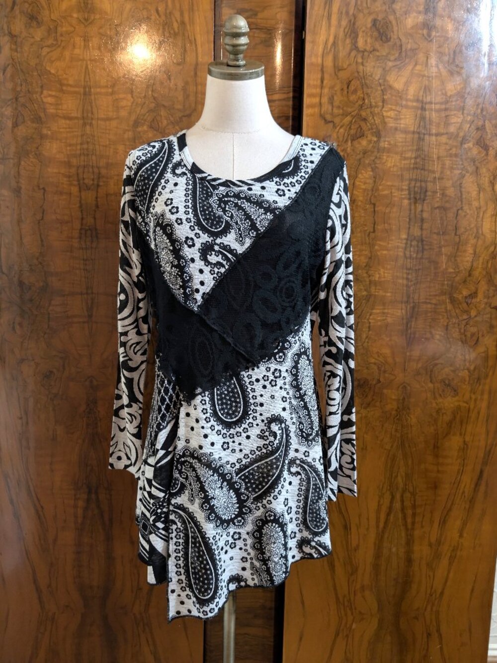 NWT Feratelli Artsy Mixed Media Tunic Top M Black white Paisley Lace Asymmetric